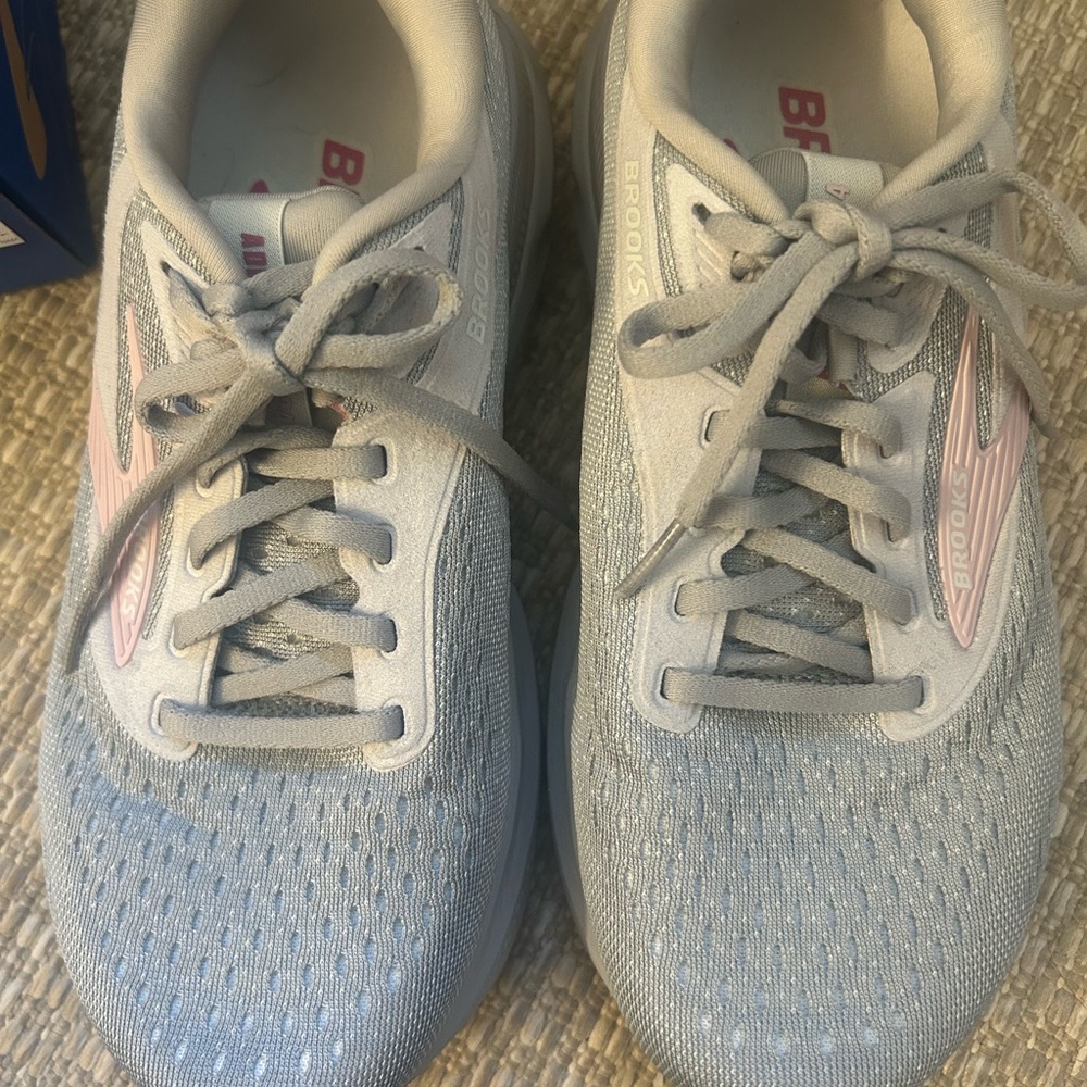 Brooks Adrenaline Women’s Light Gray Running Shoes with Pink Logo 7 wide - Picture 5 of 7